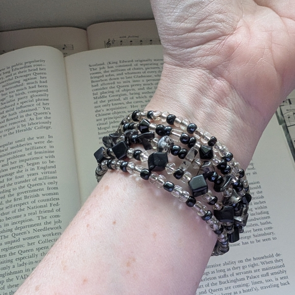 Black and Clear Beaded Bracelet - Picture 2 of 8